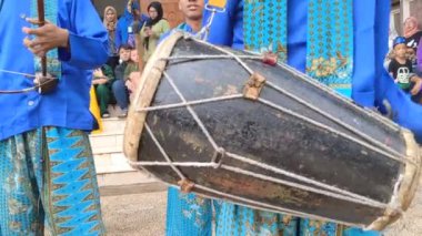 Setu Babakan, Güney Jakarta, Endonezya, 21 Nisan 2024. Betawi kabilesinin geleneksel olarak ahşaptan yapılmış ve keçi derisi ile kaplanmış bas veya davul şeklinde sınıflandırılmış bir müzik aletinin sinematik çekimi..