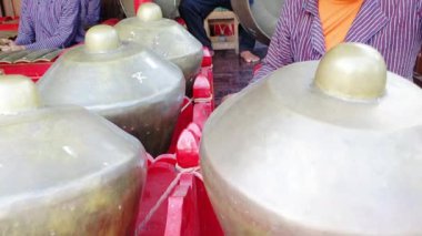Sinematik çekim. Gamelan adında geleneksel müzik enstrümanları çalan Asyalı ihtiyarların elleri