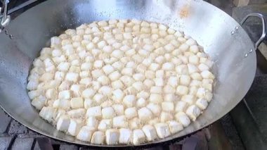 Sinematik çekim. Tofu 'nun pişirme süreci çok kızarmıştı. Popüler bir Endonezya sokak yemeği olan Çıtır Pong Tofu' ya benziyor.
