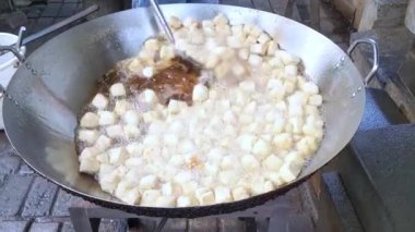 Sinematik çekim. Tofu 'nun pişirme süreci çok kızarmıştı. Popüler bir Endonezya sokak yemeği olan Çıtır Pong Tofu' ya benziyor.