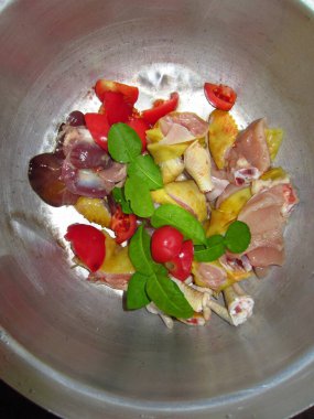 Tencerede yemek malzemeleri var.