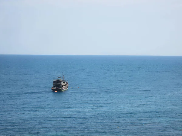Рыбацкая Лодка Огромное Море — стоковое фото