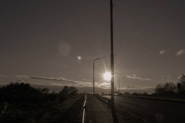 Akşamları kırsalda yol.