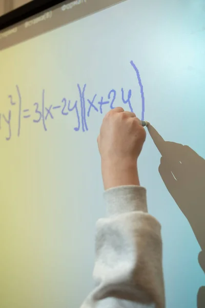 Hånden Holder Grå Stylus Med Rød Spiss Skriver Matematisk Formel – stockfoto