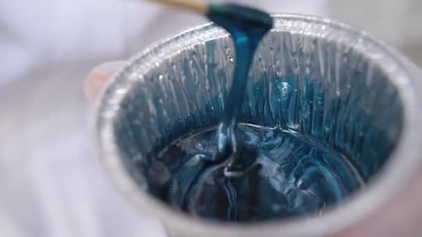 Mavi Sıvı Balmumu Eritme Tanecikleri Karıştırılır Ahşap Bir Spatuladan Çekilir — Stok video