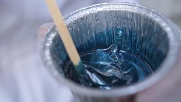 Les Granules Dépilatoires Cire Liquide Bleue Sont Agités Évacués Une — Video