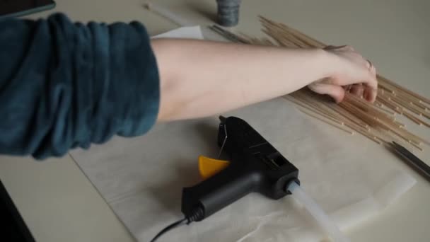 Les Mains Artisan Prennent Quelques Bâtons Bambou Une Pile Pour — Video