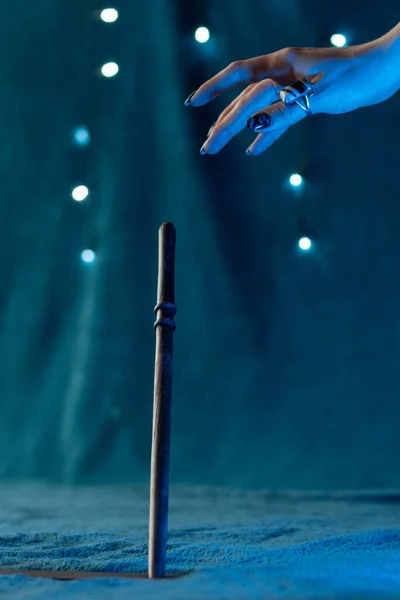 Χέρι Της Μάγισσας Δαχτυλίδι Φτάνει Για Ένα Μαγικό Ραβδί Από — Φωτογραφία Αρχείου