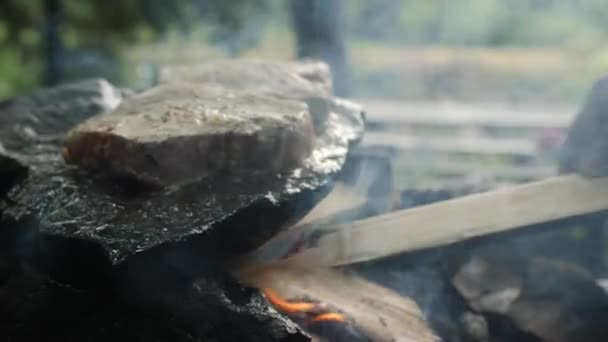 Domuz Eti Parçaları Dumanlı Kavurucu Bir Ateşte Bir Taşın Üzerinde — Stok video