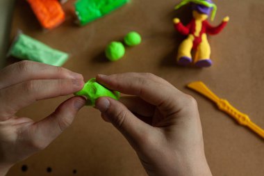 Parmaklarımın arasında, bitmiş ürünlerin arka planında donduran parlak, havadar çocuklar var. İlkokulda görsel aktiviteler dersi, sınıf hazırlığı.