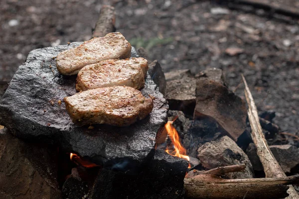 Steaks Laid Out Flat Stone Roasted Flames Smoke Forest Landscape — Stock Photo, Image