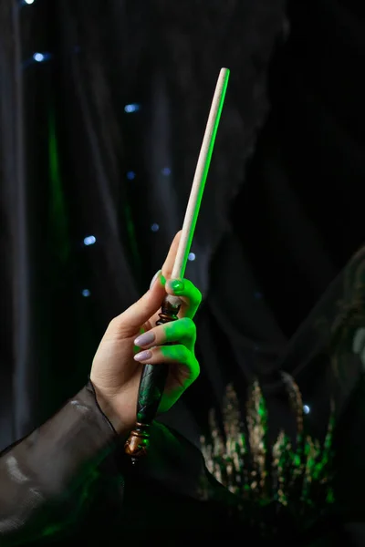 Χέρι Της Σκοτεινής Μάγισσας Φωτισμένο Από Πράσινο Νέον Φως Κρατά — Φωτογραφία Αρχείου