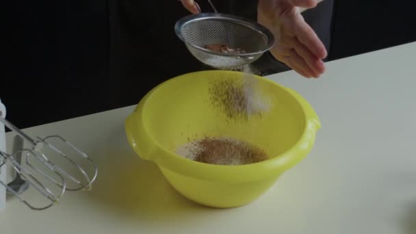 Mãos Dos Cozinheiros Agitar Uma Pequena Peneira Metal Que Contém — Vídeo de Stock