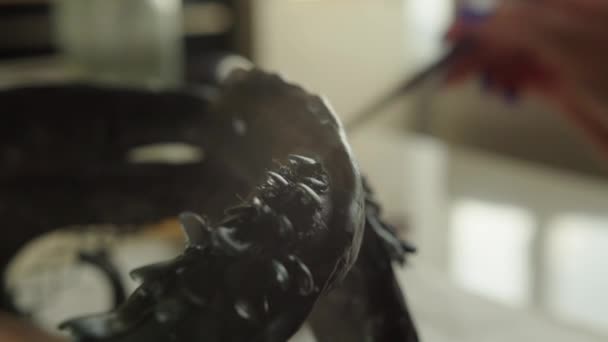 Yapımı Dekoratif Siyah Boynuzları Tutan Eller Saç Halkasına Bağlı Akrilik — Stok video