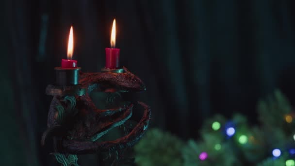 Brännande Röda Julljus Handgjord Ljusstake Med Drake Statyett Symbol För — Stockvideo