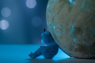 Sönmüş bir mumun biblosu, ne yazık ki omuzlarında ağır bir gezegenle oturup yılın en iç karartıcı gününü, Ocak ayının son mavi pazartesisini sembolize ediyor. Metin için arkaplan, yakın plan