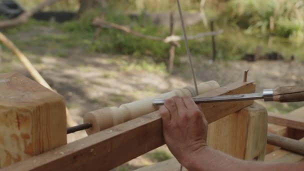 Mãos Carpinteiros Esculpir Uma Forma Com Uma Ferramenta Cutelo Partir — Vídeo de Stock