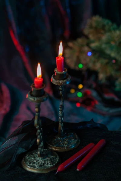 Κόκκινα Κεριά Καίγονται Vintage Σφυρήλατα Παλιά Κηροπήγια Σκούρο Φόντο Λαμπερά — Φωτογραφία Αρχείου