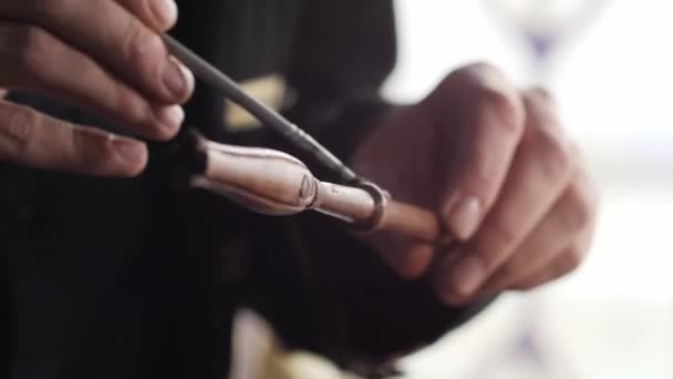 Ruce Řemeslníka Zakrývají Ručně Vyrobenou Dřevěnou Hůlku Potemnělým Potemnělým Roztokem — Stock video