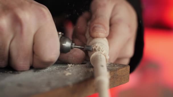Mãos Carpinteiros Segurar Produto Madeira Virada Figurado Gravar Padrão Sobre — Vídeo de Stock