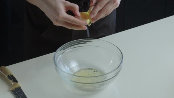 Ręka Kucharzy Oddziela Białko Jaja Żółtka Płynącego Między Skorupkami Szklanego — Wideo stockowe