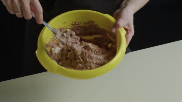 Руки Домогосподарки Змішують Шоколадне Тісто Какао Збиті Яєчні Білки Жовтій — стокове відео