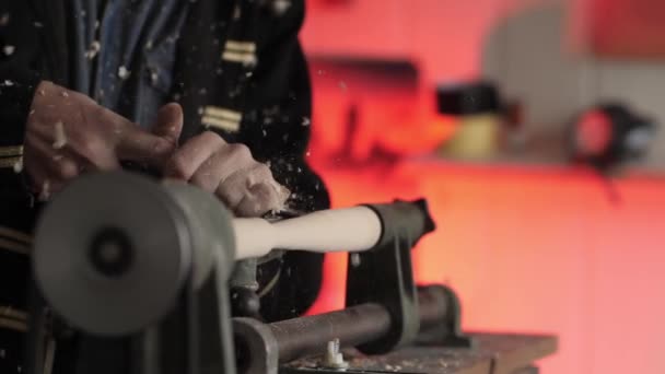 Ręce Mistrza Stolarza Rzeźbią Kręcony Produkt Kawałka Drewna Krosnach Warsztacie — Wideo stockowe