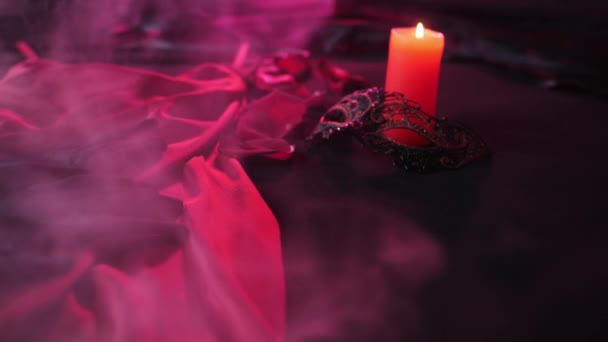 Une Robe Rouge Satinée Trouve Éparpillée Sur Lit Sombre Côté — Video
