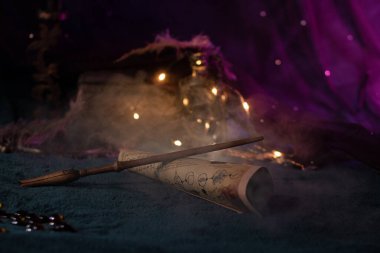 Luna lavodları sihirli eserler arasında sihirli bir parşömen üzerinde duruyor. Pembe arka planda ışık, ateş böcekleri ve duman tarafından aydınlatılıyor. Genç Büyücü Köşesi, yakın plan.