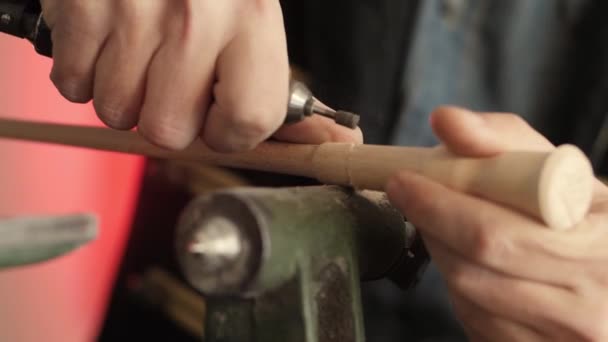 Mãos Carpinteiros Segurar Produto Madeira Virada Figurado Gravar Padrão Sobre — Vídeo de Stock