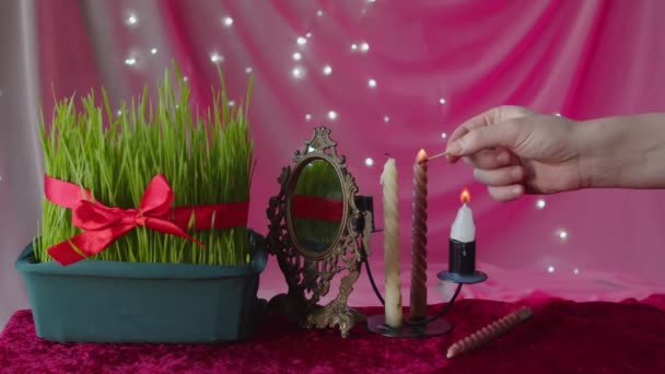 Bir Kırmızı Kurdele Aynayla Süslenmiş Filizlenmiş Buğday Filizlerinin Yanında Duran — Stok video