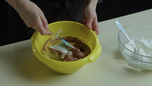Dłonie Gospodyni Domowej Mieszania Ciasta Czekoladowego Kakao Bitą Białek Jaj — Wideo stockowe