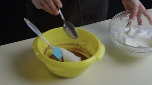 Руки Кухарів Випічки Збирають Збиті Яєчні Білки Скляної Тарілки Ложкою — стокове відео
