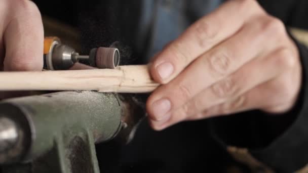 カーペンターの手は 木製品を回転させ ワークショップで電動工具でパターンを刻みます 生産プロセス世界のクローズアップスローモ — ストック動画