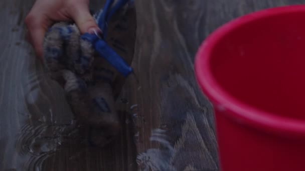 Ręka Sprzątaczki Trzyma Brudną Szmatę Wyciera Nią Rozlaną Wodę Podłogę — Wideo stockowe