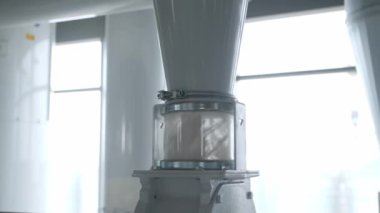 Un üreten ve üretim sektörleri arasında nakleden büyük bir sanayi otomatı. Fabrikadaki hammadde işleme süreci yavaş ilerliyor.