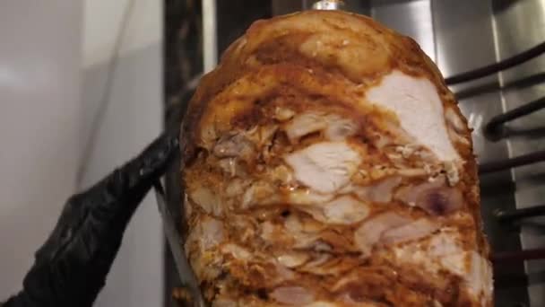 Mãos Cozinheiros Luvas Pretas Cortam Carne Gordurosa Quente Shawarma Giroscópios — Vídeo de Stock