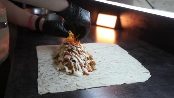 Chefs Manos Guantes Látex Negro Poniendo Zanahorias Coreanas Shawarma Relleno — Vídeos de Stock