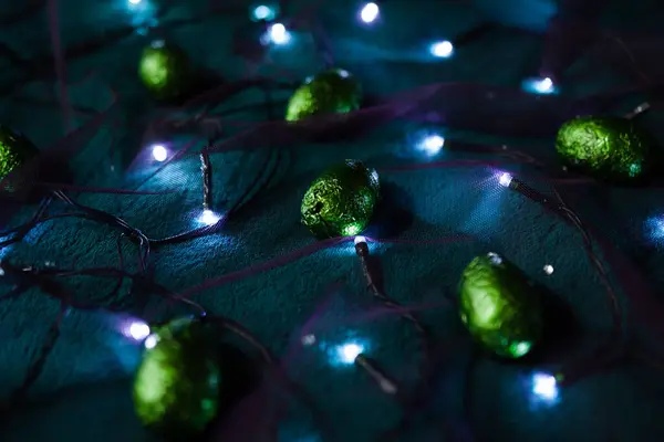 Μικρά Πασχαλινά Αυγά Σοκολάτας Τυλιγμένα Πράσινο Γυαλιστερό Φύλλο Βρίσκονται Διάσπαρτα — Φωτογραφία Αρχείου