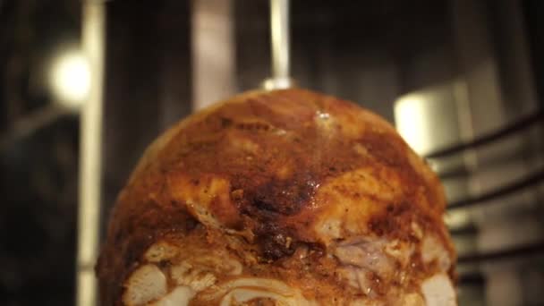 Carne Marrom Gorda Assa Lentamente Girando Uma Saliva Shawarma Giroscópios — Vídeo de Stock
