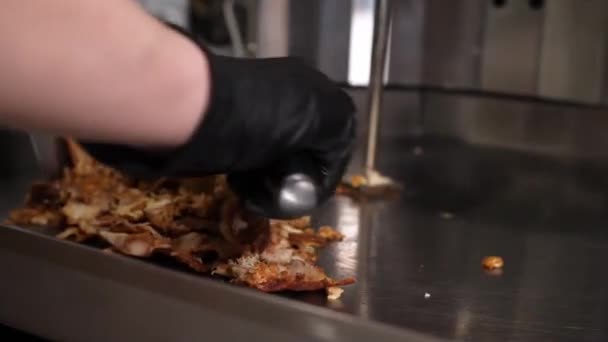 Koks Handen Zwarte Handschoenen Snijden Heet Vet Vlees Shawarma Gyros — Stockvideo