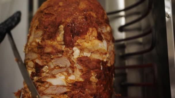 Mãos Cozinheiros Luvas Pretas Cortam Carne Gordurosa Quente Shawarma Giroscópios — Vídeo de Stock