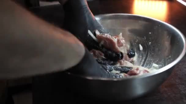 ブラックラテックスグローブのシェフの手は スパイスと玉ねぎで豚肉の粉砕された部分を積極的に混ぜます ケバブをマリネするプロセス クローズアップ — ストック動画