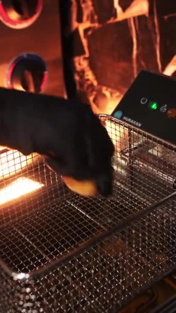 Kucharze Trzymają Dłoń Czarnej Lateksowej Rękawiczce Rozrzucają Mrożone Bryłki Smażenia — Wideo stockowe