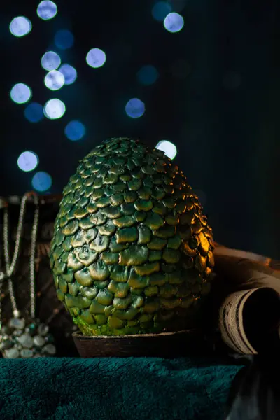 Ένα Μεγάλο Πράσινο Φολιδωτό Αυγό Δράκου Στέκεται Ένα Περίπτερο Δίπλα — Φωτογραφία Αρχείου