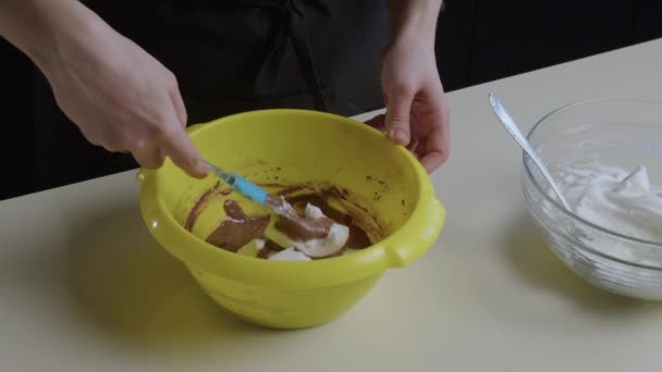 Dłonie Gospodyni Domowej Mieszania Ciasta Czekoladowego Kakao Bitą Białek Jaj — Wideo stockowe