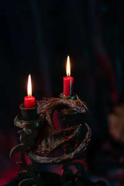 Δύο Κόκκινα Κεριά Καίγονται Ένα Κηροπήγιο Διακοσμημένο Ένα Ειδώλιο Δράκου — Φωτογραφία Αρχείου
