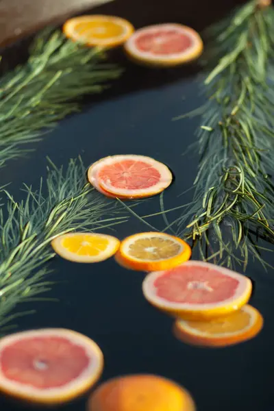 Orangen Und Grapefruits Kreisförmig Geschnitten Schwimmen Blauem Dunklem Wasser Mit — Stockfoto
