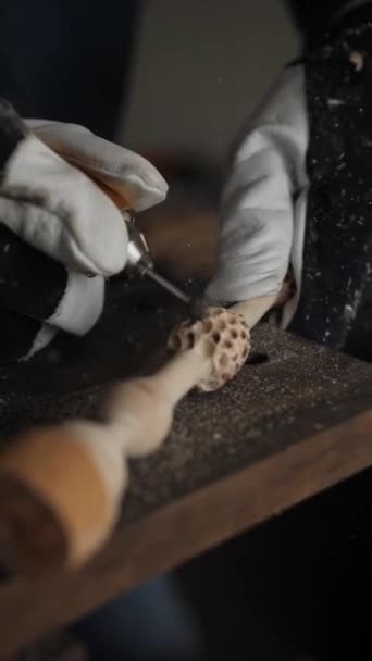 목수들 이손에 톱질을 제품을 작업장에서 기구로그위에 무늬를 넣는다 공정에 수직적 — 비디오