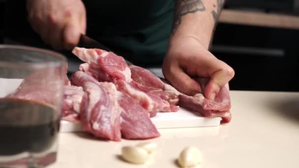 마늘과 간장과 조각으로 고기를 부엌에서 클로즈업 — 비디오